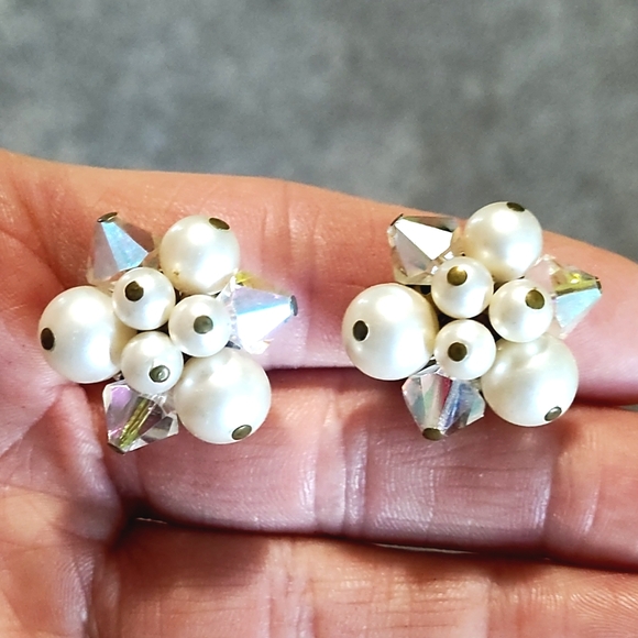 VINTAGE 60s CLUSTERED WHITE FAUX PEARL AB CRYSTAL CLIP-ON 1" EARRINGS - Picture 5 of 10